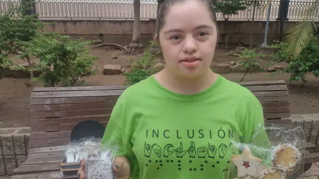 Carolina Montes Armenta, es una jovencita emprendedora que prepara brownies y otros postrecillos y tiene a la venta en la Plazuela Obregón.