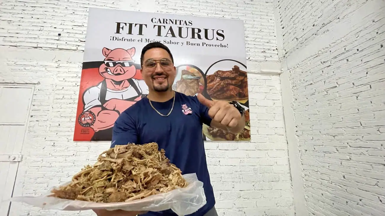 Juan Carlos Verdugo en Culiacán deleita a sus clientes con el exquisito sabor de sus tacos y un servicio excepcional. Foto: Lino Ceballos