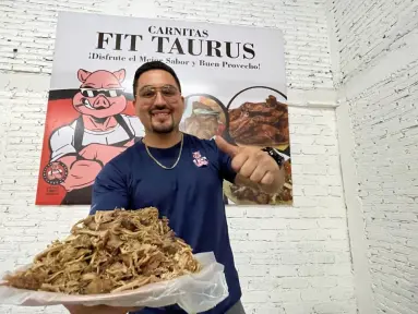 Juan Carlos, “El taquero más guapo de Culiacán” que conquista paladares con Carnitas Fit Taurus