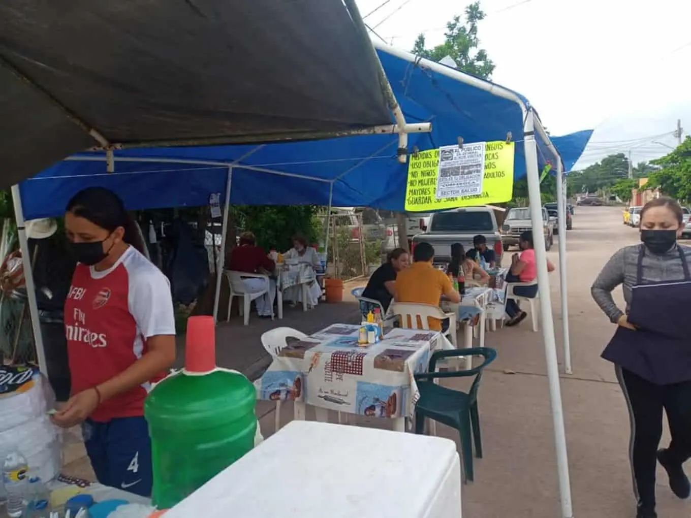 Los puestos de comida no pueden faltar en los tianguis de Culiacán. Foto: Cortesía