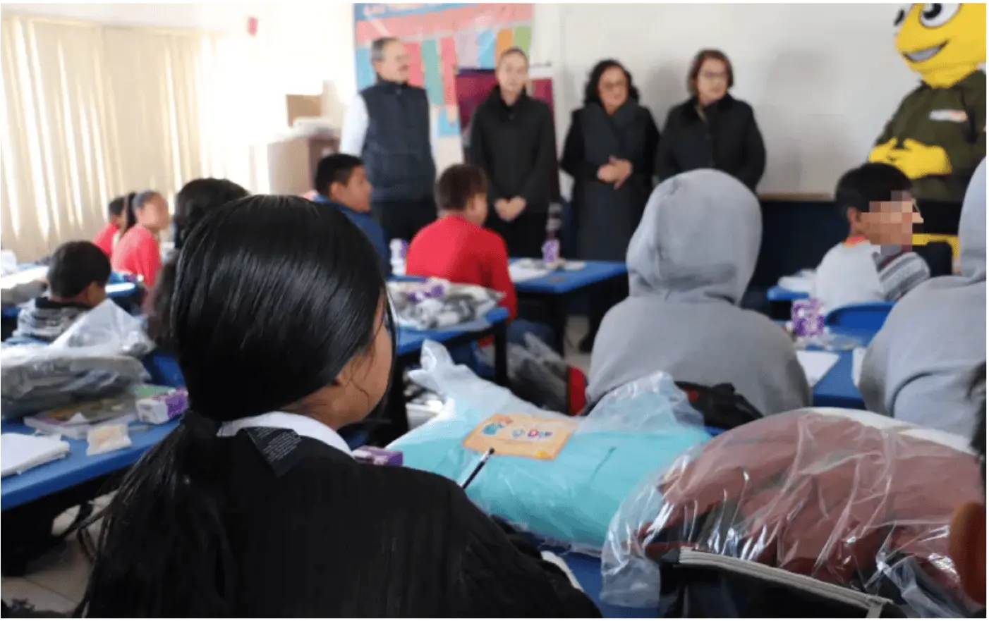 A través de Juntos Sin Frío buscan apoyar a niños de escasos de recursos con chamarras y tenis en Chihuahua. Foto: Cortesía