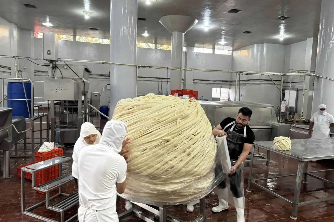 Preparación del queso Oaxaca más grande del mundo.