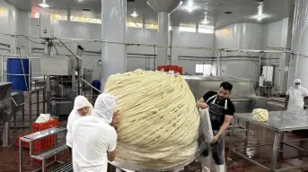 En Hidalgo rompen record del queso Oaxaca más grande del mundo; así fue su preparación