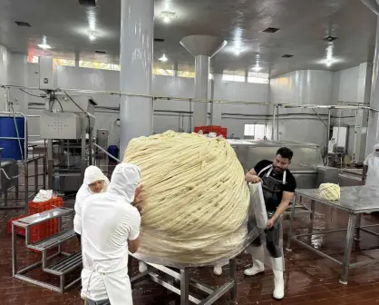 En Hidalgo rompen record del queso Oaxaca más grande del mundo; así fue su preparación