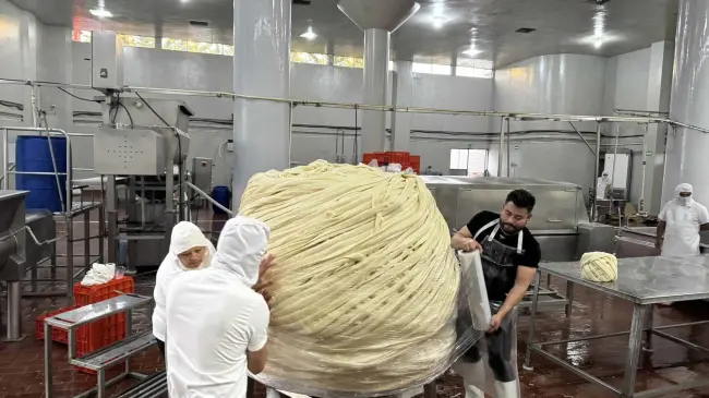 Preparación del queso Oaxaca más grande del mundo.