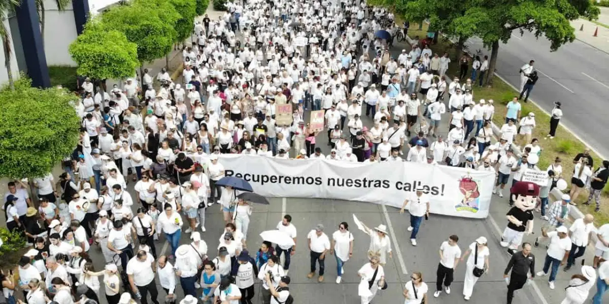 Marchan culiacanenses por la paz ante casi un mes de eventos delictivos