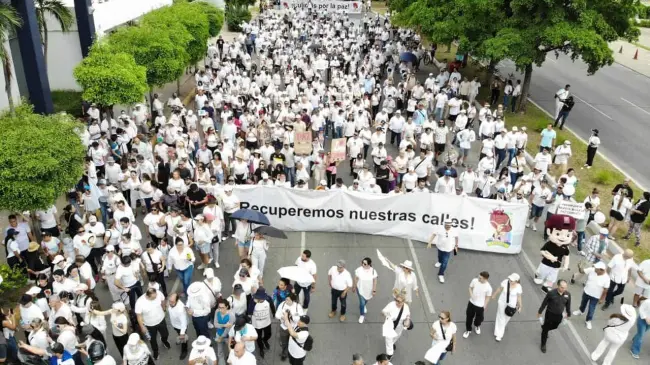 Marchan culiacanenses por la paz ante casi un mes de eventos delictivos
