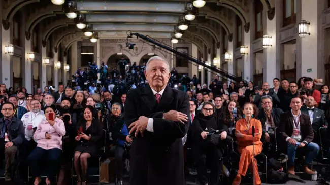 AMLO se despide de su última mañanera.