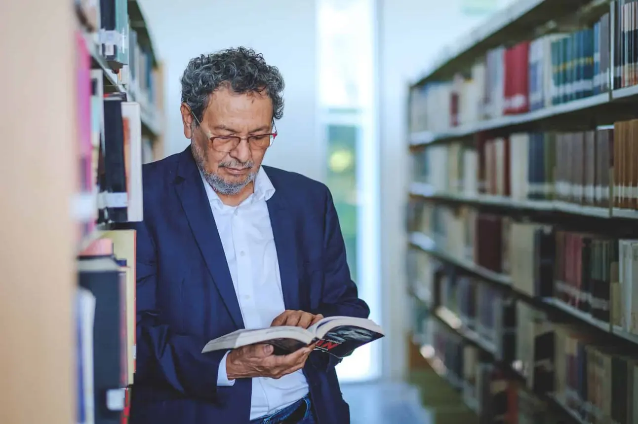 Conoce los detalles del taller de novela con Élmer Mendoza, que se realizará en Culiacán. Foto: Cortesía