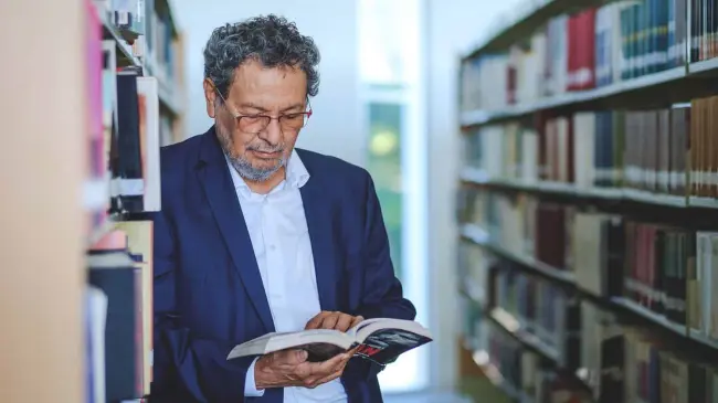 Conoce los detalles del taller de novela con Élmer Mendoza, que se realizará en Culiacán. Foto: Cortesía