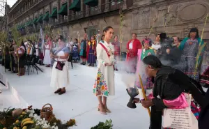 Claudia Sheinbaum recibe bastón de mando por parte de los pueblos indígenas