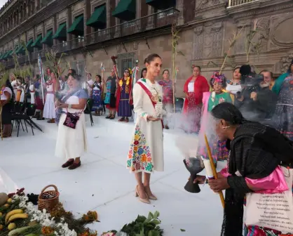 Claudia Sheinbaum recibe bastón de mando por parte de los pueblos indígenas