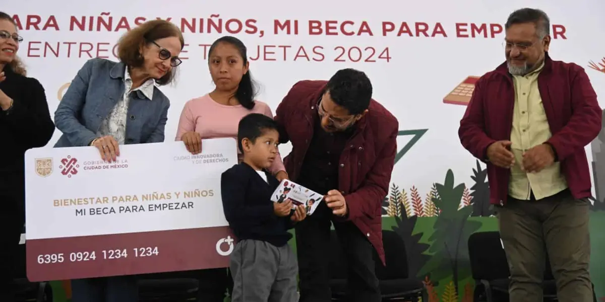 Más estudiantes de la CDMX reciben la tarjeta de Mi Beca para Empezar para el nuevo ciclo escolar. Foto: Cortesía