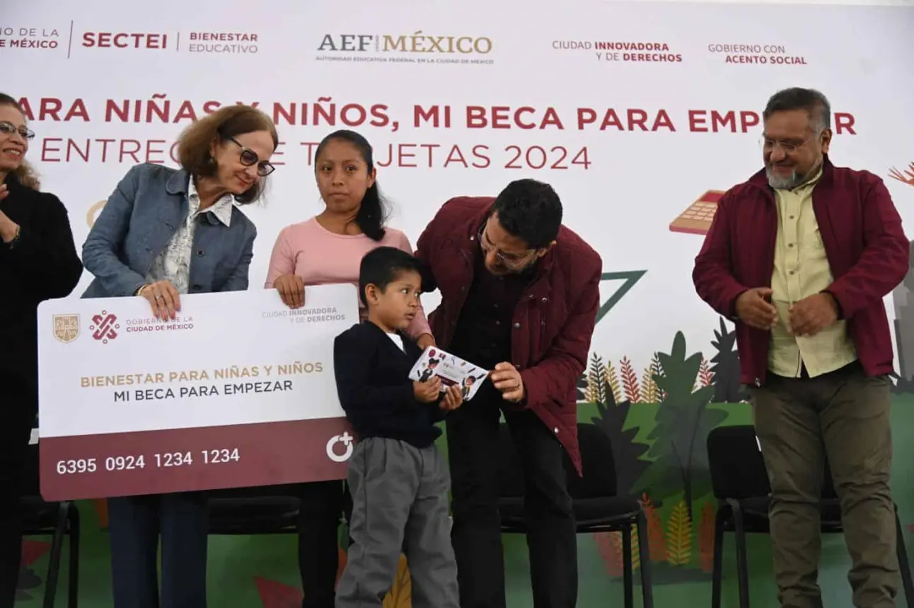 Más estudiantes de la CDMX reciben la tarjeta de Mi Beca para Empezar para el nuevo ciclo escolar. Foto: Cortesía