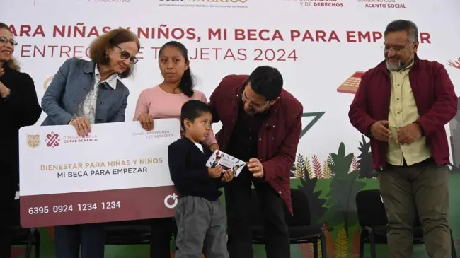 Más estudiantes de la CDMX reciben la tarjeta de Mi Beca para Empezar para el nuevo ciclo escolar. Foto: Cortesía
