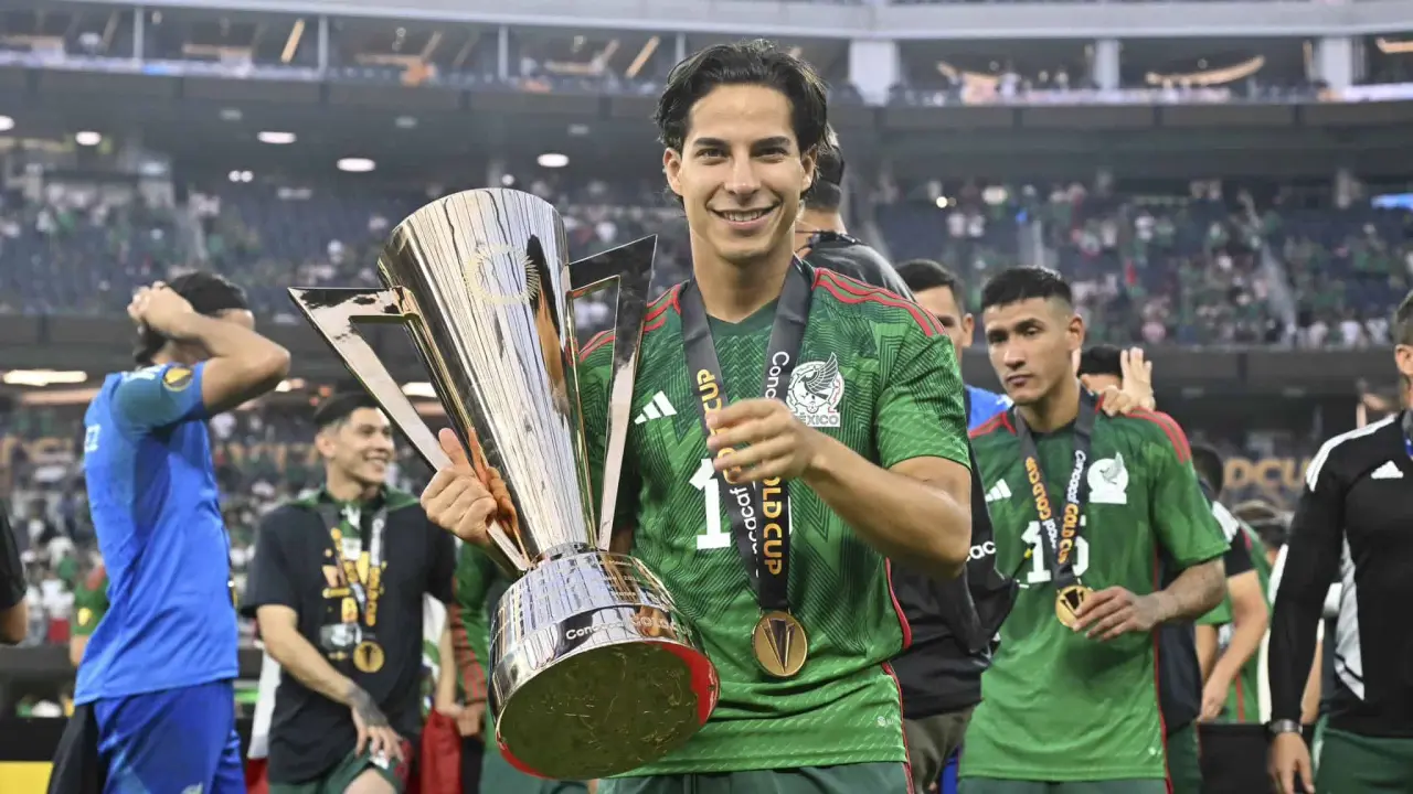 Diego Lainez con la Copa Oro | Imágen: FMF