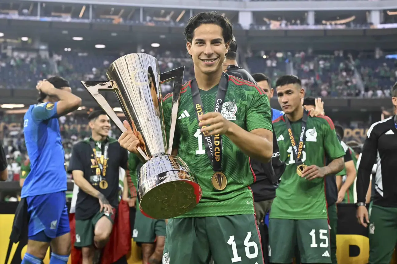 Diego Lainez con la Copa Oro | Imágen: FMF