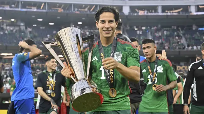Diego Lainez con la Copa Oro | Imágen: FMF