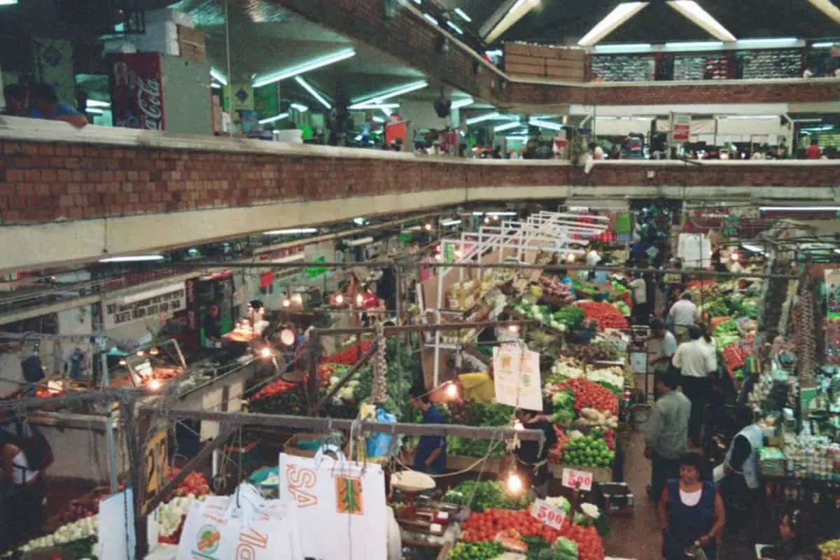 El Mercado San Juan de Dios cuenta con tres niveles y más de 3 mil puestos con todo tipo de artículos. Foto: Wikipedia