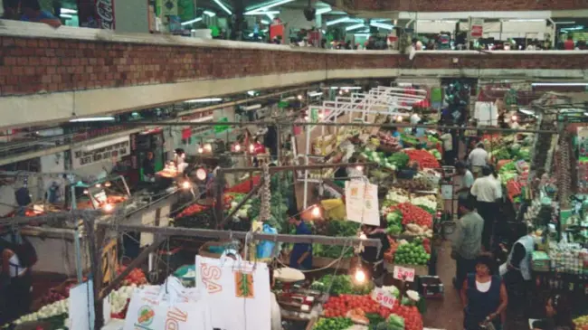 El Mercado San Juan de Dios cuenta con tres niveles y más de 3 mil puestos con todo tipo de artículos. Foto: Wikipedia