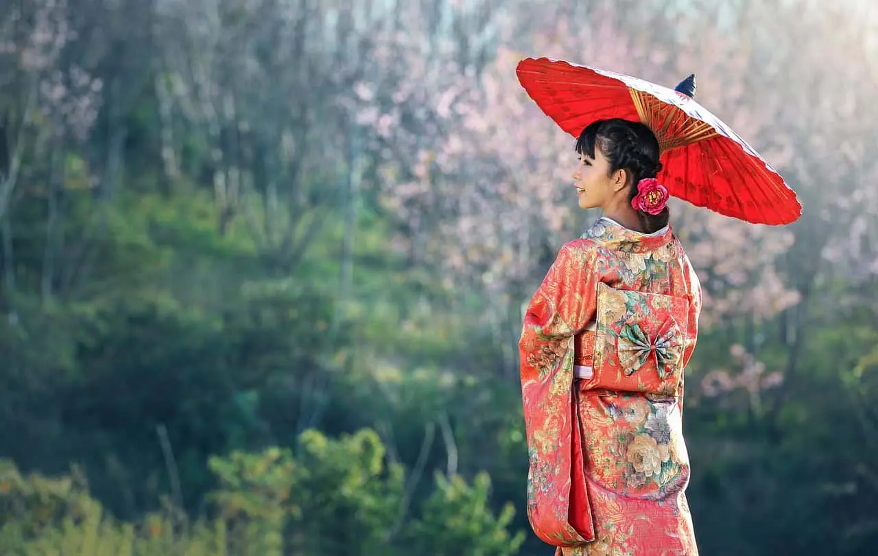 Mujer japonesa con vestimenta tradicional