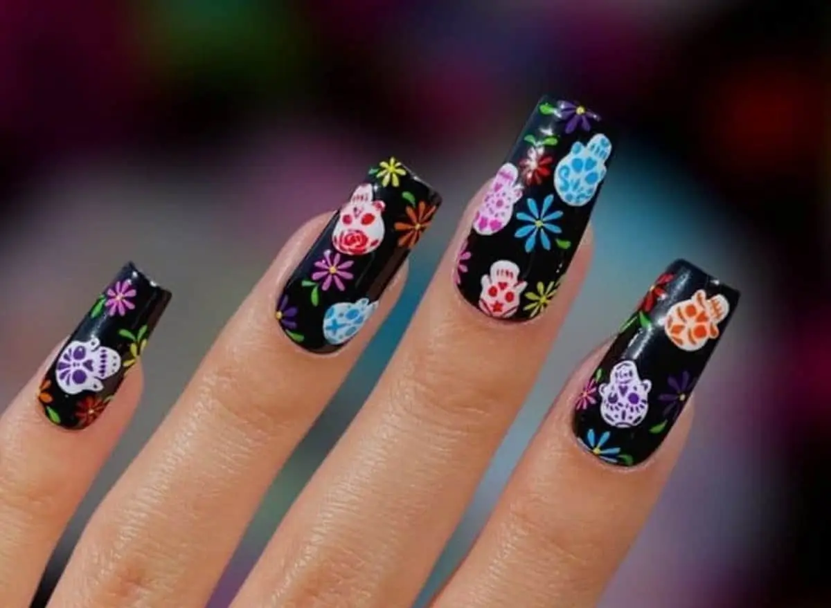 Bonito diseño de uñas por el Día de Muertos.