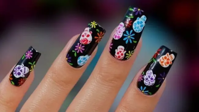 Bonito diseño de uñas por el Día de Muertos.