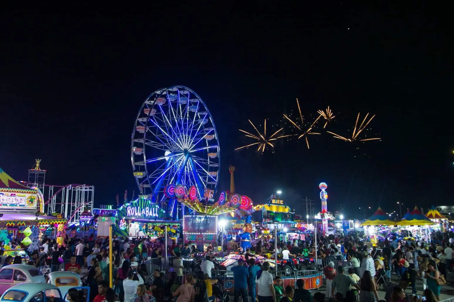 Los juegos mecánicos atraen a niños y adultos en la Feria de Todos los Santos de Colima 2024.