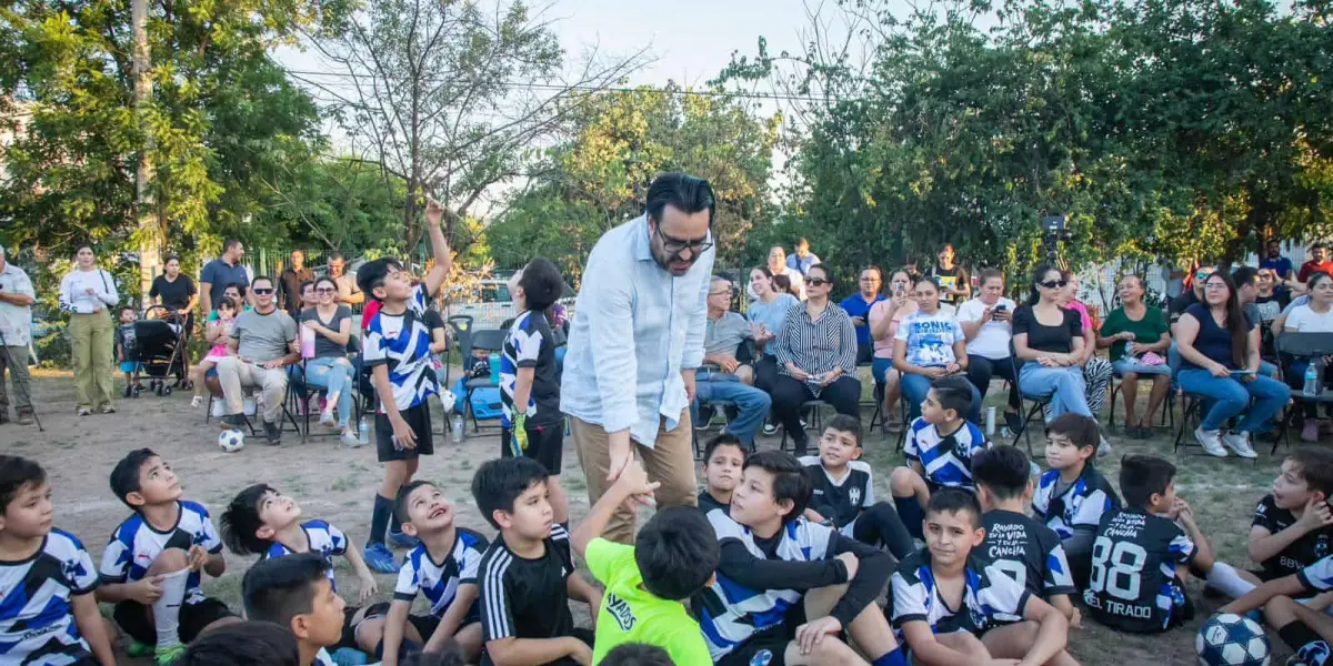 Niños y niñas de Universidad 94 agradecen la construcción de su nueva cancha de futbol.