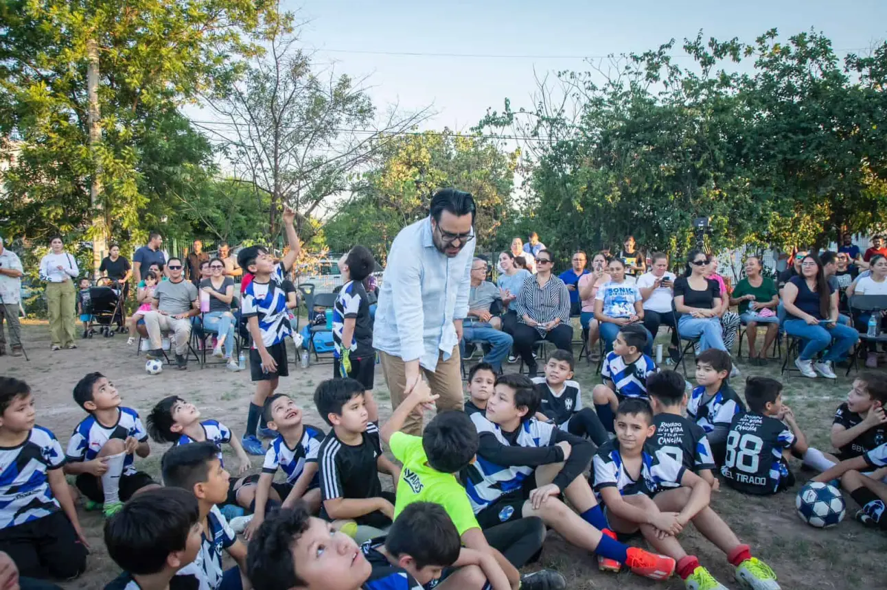 Niños y niñas de Universidad 94 agradecen la construcción de su nueva cancha de futbol.