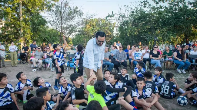 Niños y niñas de Universidad 94 agradecen la construcción de su nueva cancha de futbol.