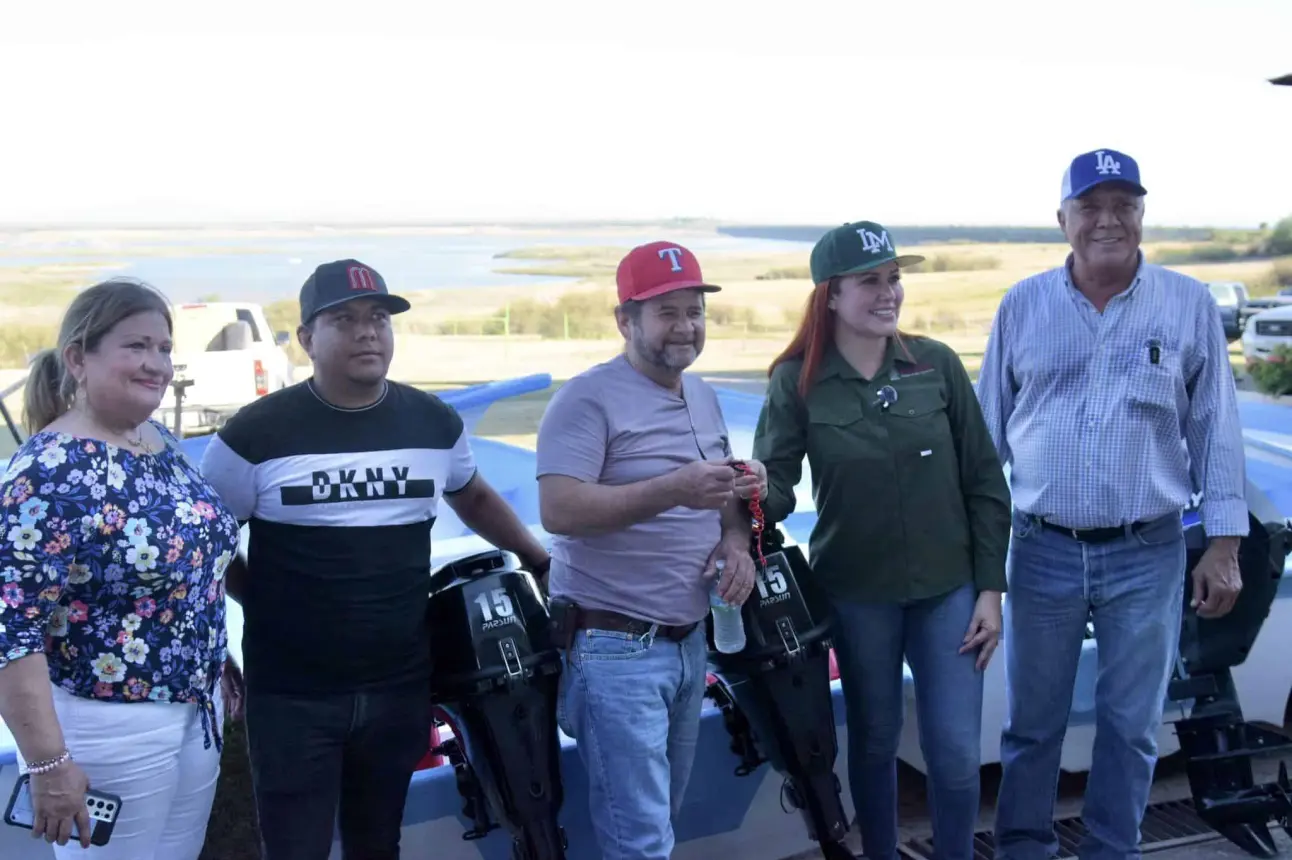 En el evento de entrega de apoyos a pescadores del municipio de El Fuerte. Foto: Cortesía