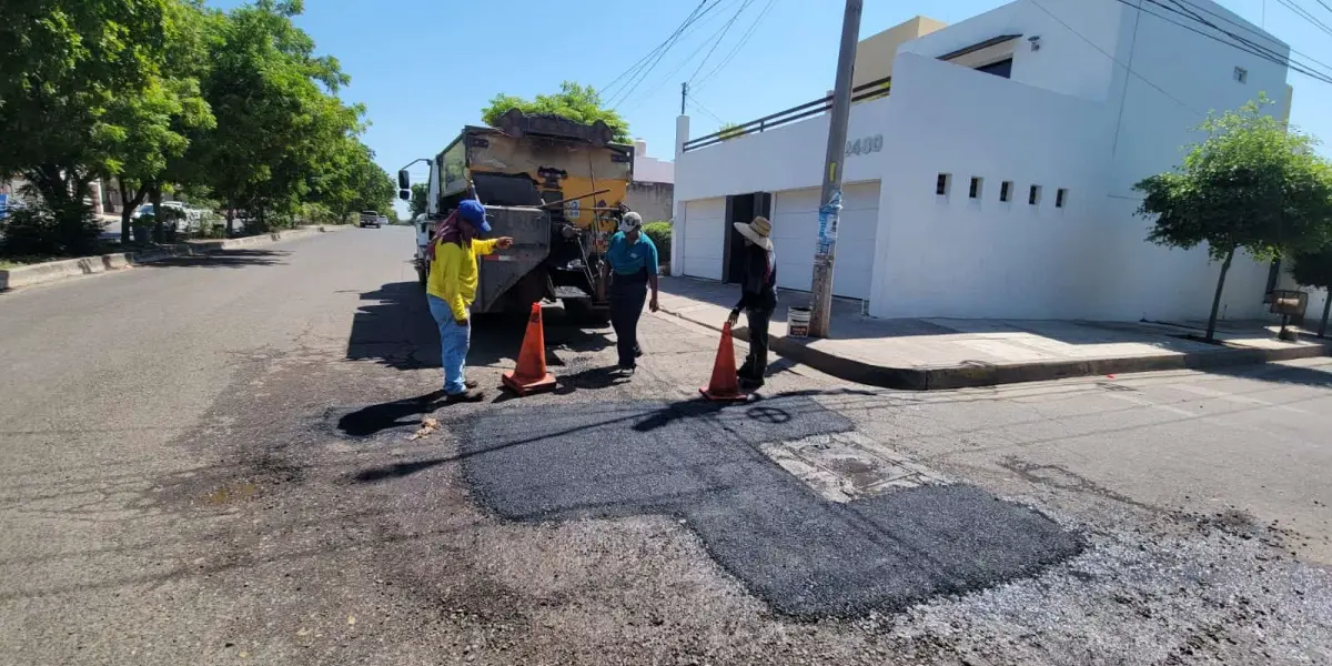 Mantenimiento vial en Culiacán asegura mejores calles y mayor seguridad para peatones.