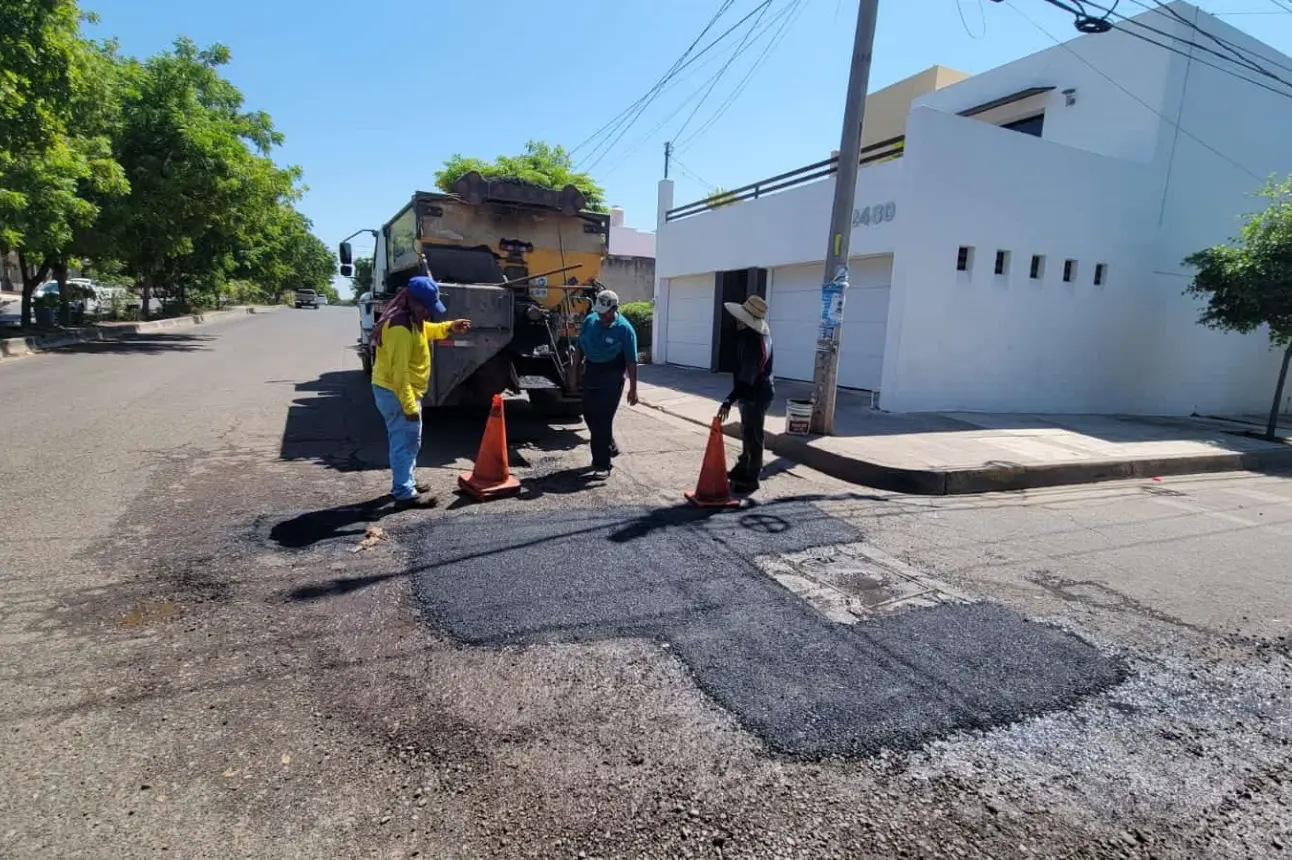 Mantenimiento vial en Culiacán asegura mejores calles y mayor seguridad para peatones.