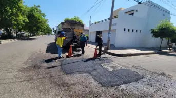 Refuerzan trabajos de bacheo y reencarpetado para mejorar vialidades en Culiacán