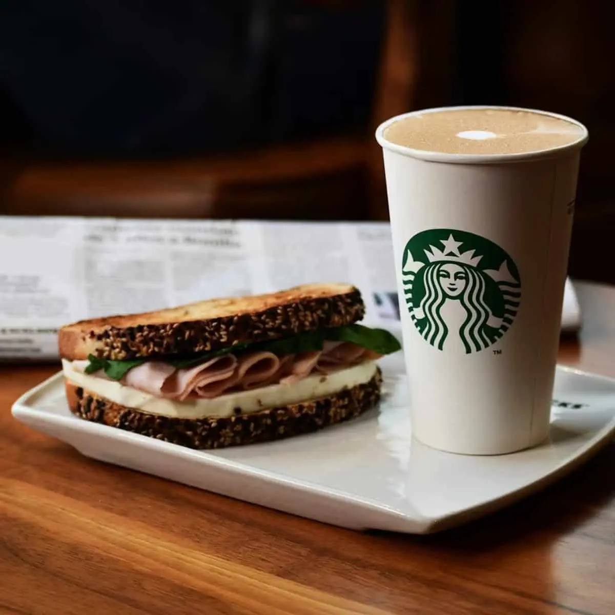 Starbucks lanza promoción con bebida y sándwich a precio irresistible