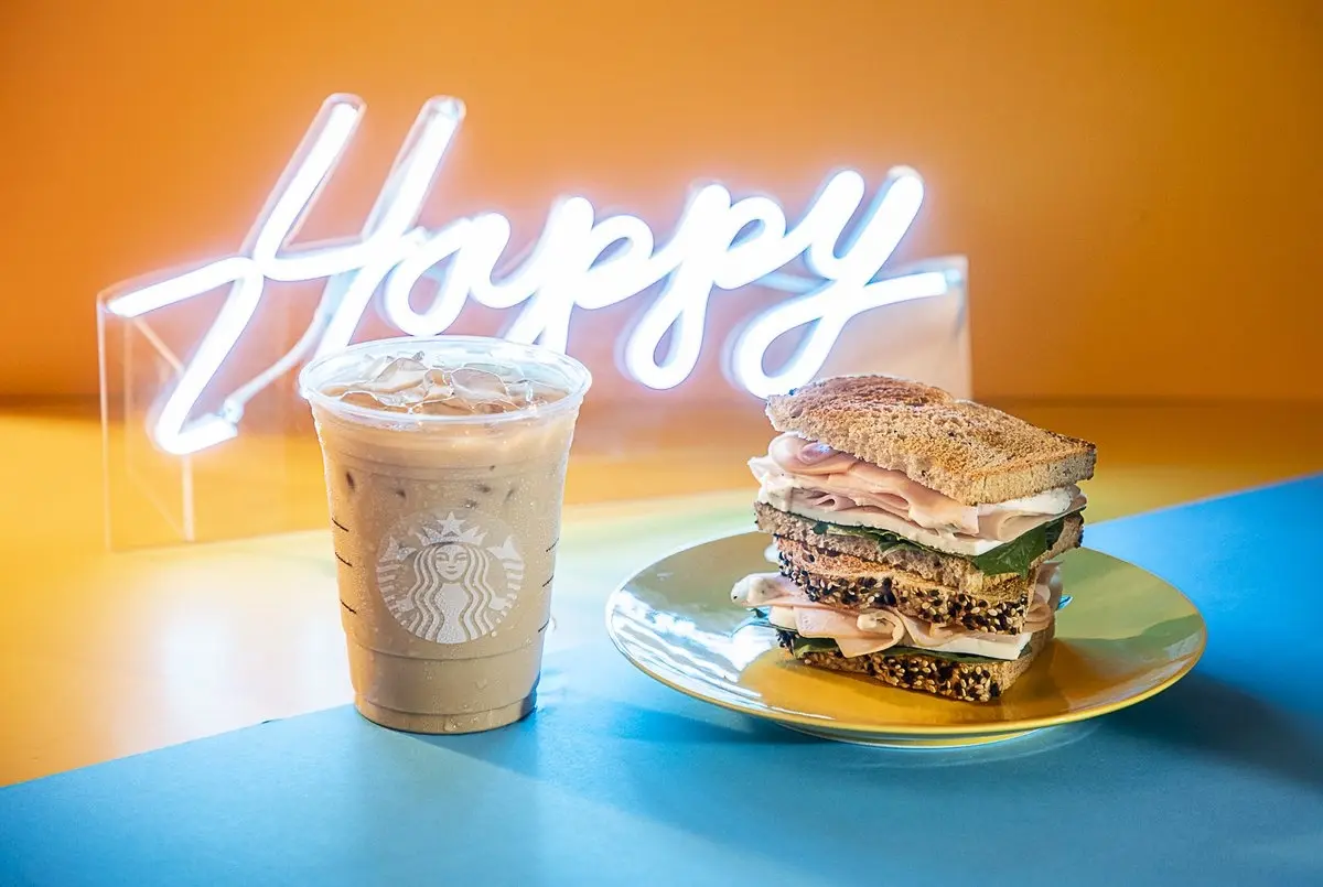 Disfruta de un sándwich pavo panela y una bebida a precio increíble. Foto: Starbucks México