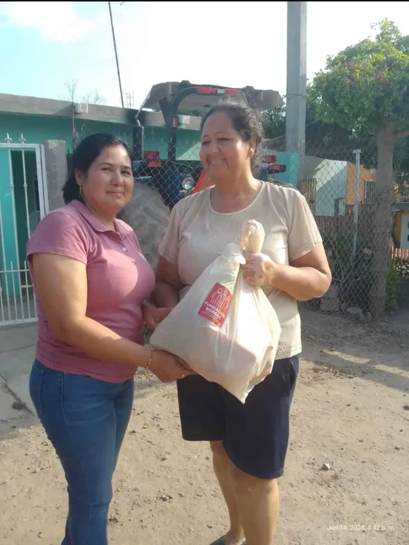 Con la entrega de las despensas, las familias de La Palma reciben una ayuda para su economía.