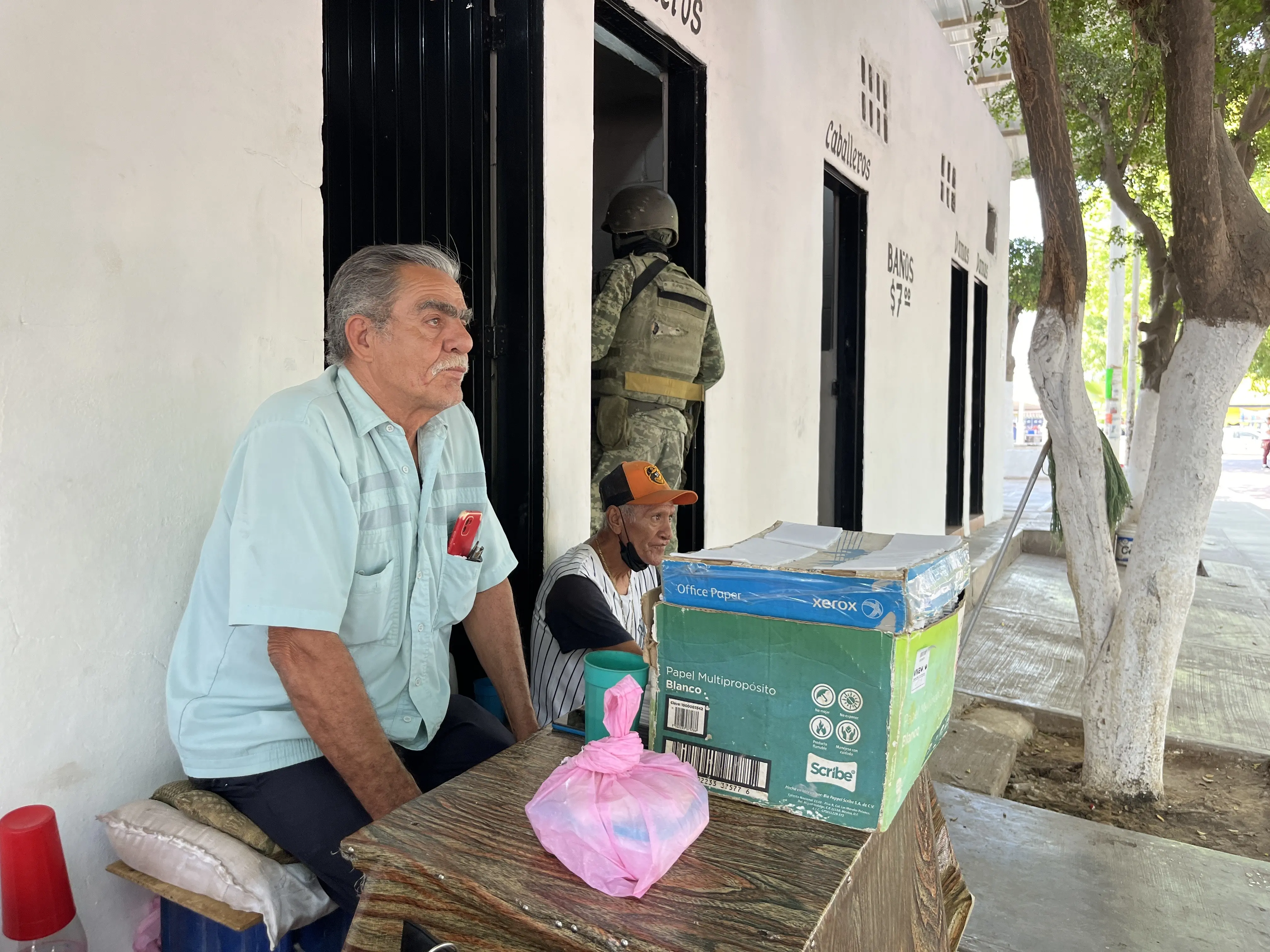 Ahí, cuidando los baños, ve pasar los días y genera nuevas amistades.