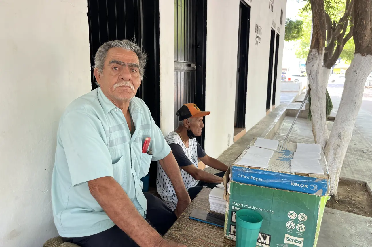 Con dedicación Mario Alfonso Medina Pérez cuida los baños públicos de la Plazuela Vicente Guerrero en Navolato.