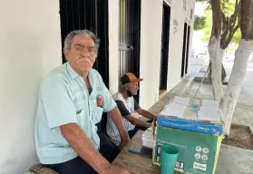 Mario es el hombre que mantiene impecables los baños de la Plazuela en Navolato