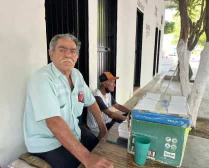 Mario es el hombre que mantiene impecables los baños de la Plazuela en Navolato