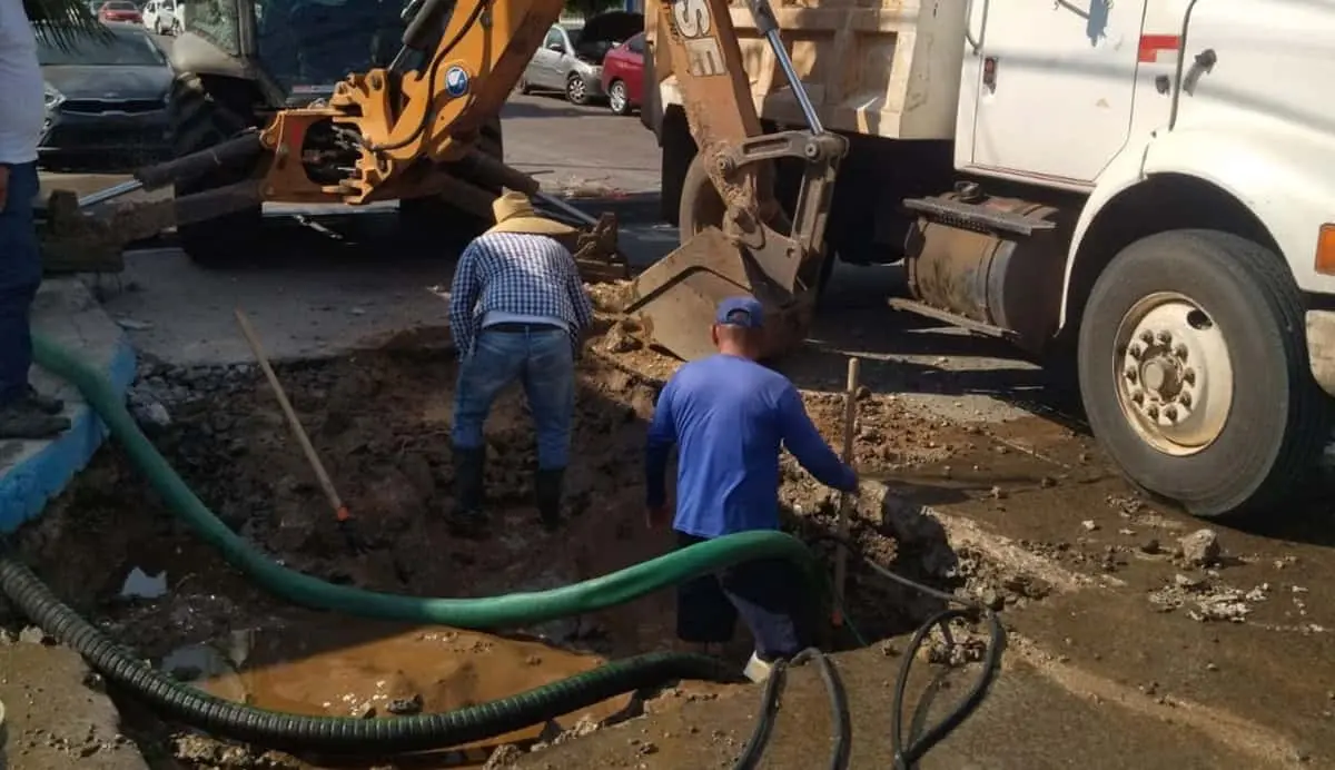 Trabajadores de JAPAC reparando fuga de agua.