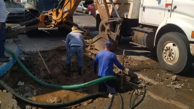 Trabajadores de JAPAC reparando fuga de agua.