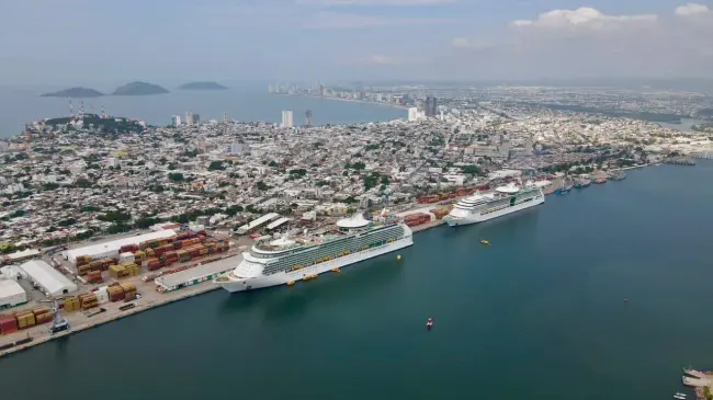 Mazatlán recibe a dos cruceros turísticos con casi 6 mil visitantes.