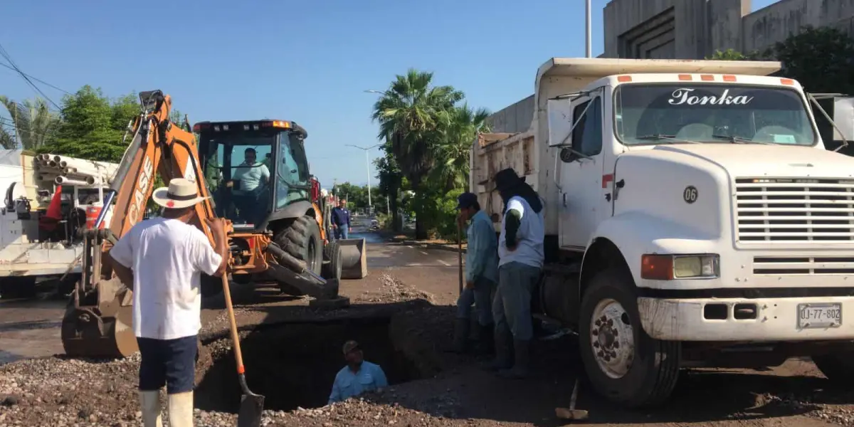 Trabajadores de JAPA realizan trabajos.