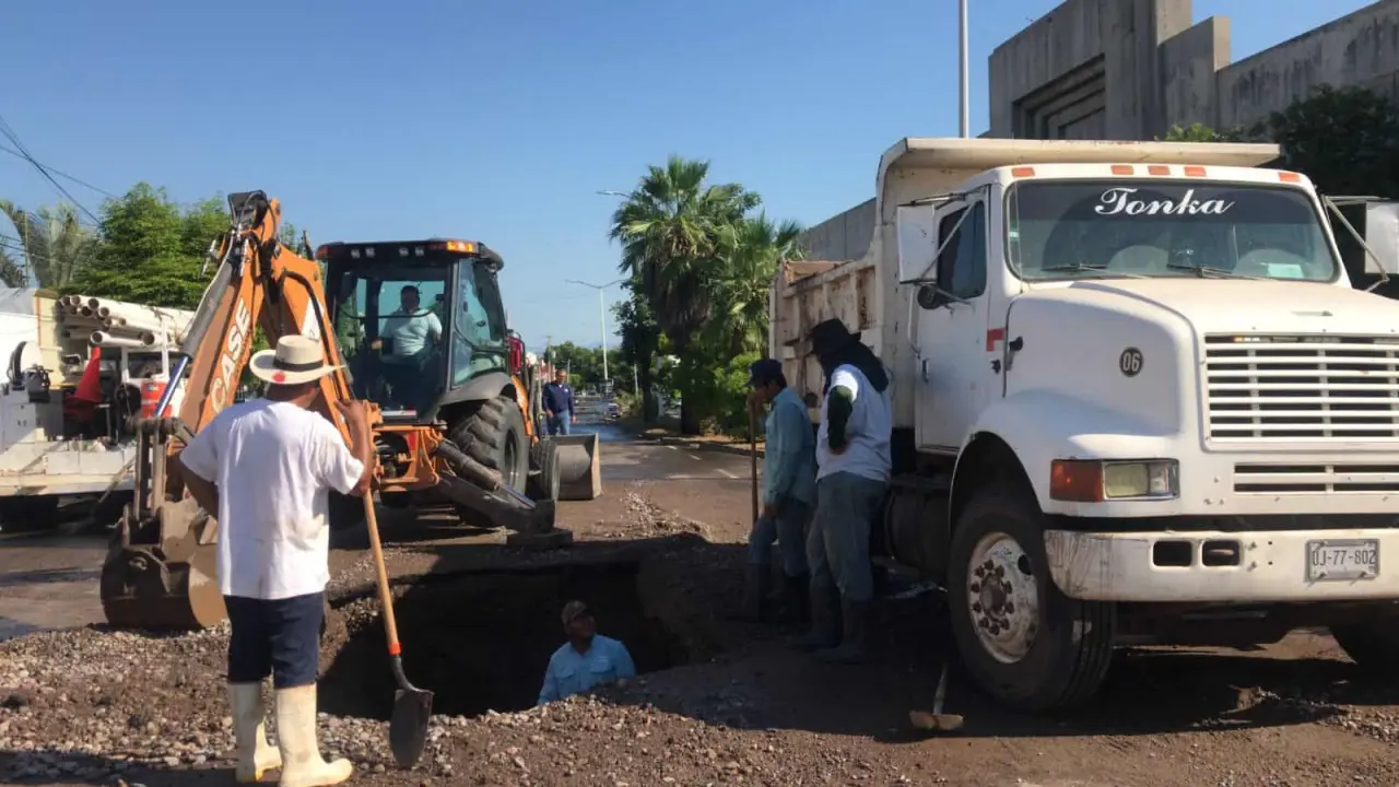 Trabajadores de JAPA realizan trabajos.
