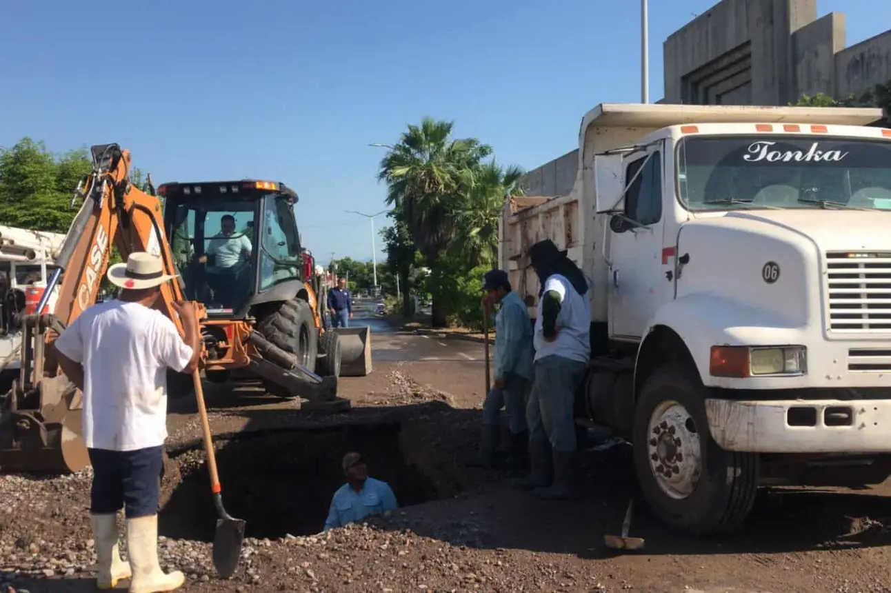 Trabajadores de JAPA realizan trabajos.