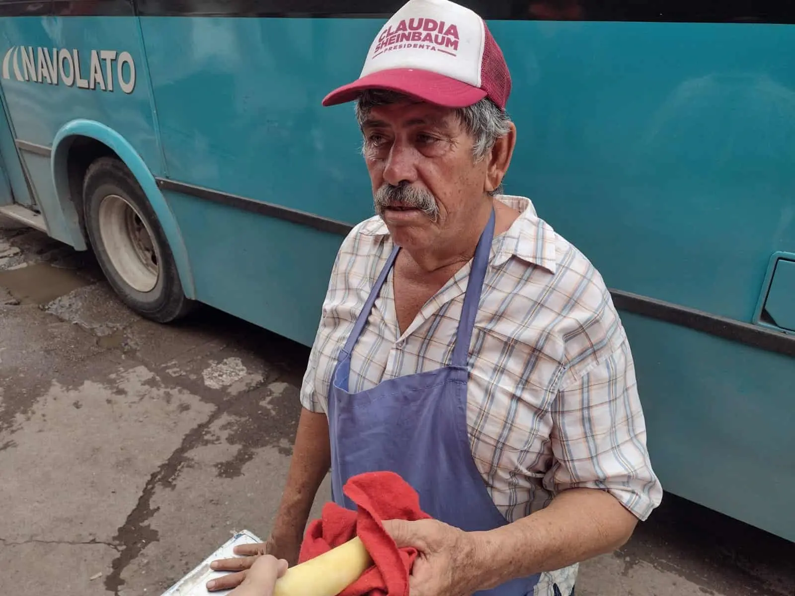 Con paciencia, cada día Jorge Luis sale con sus bolis para sacar el sustento para su hogar.