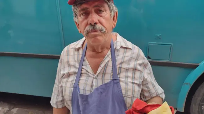 Desde hace 32 años, Jorge Luis Ojeda Zambrano vende bolis en el Centro de Navolato. El Mercado Hidalgo es su casa.